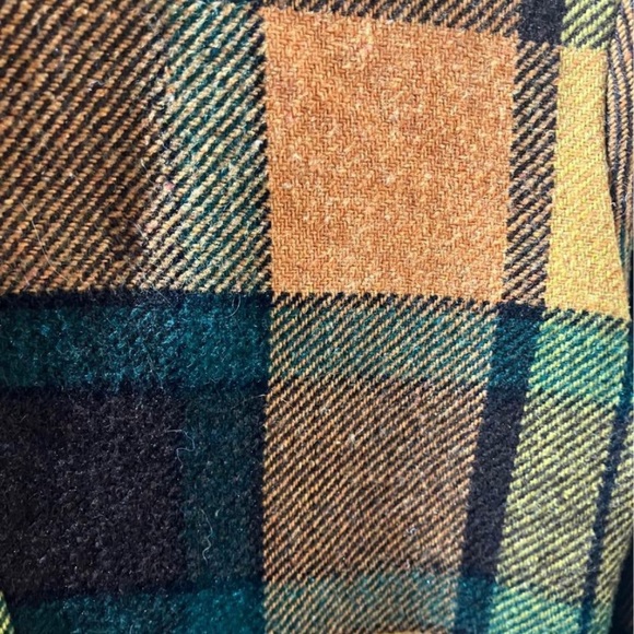 Vintage 70s Plaid Wool Shacket design.
“Top Gun” - Picture 6 of 10